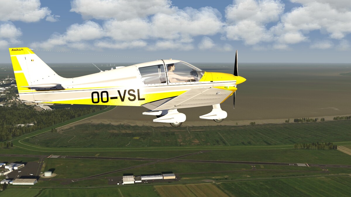 DR400 Gliding back to nest